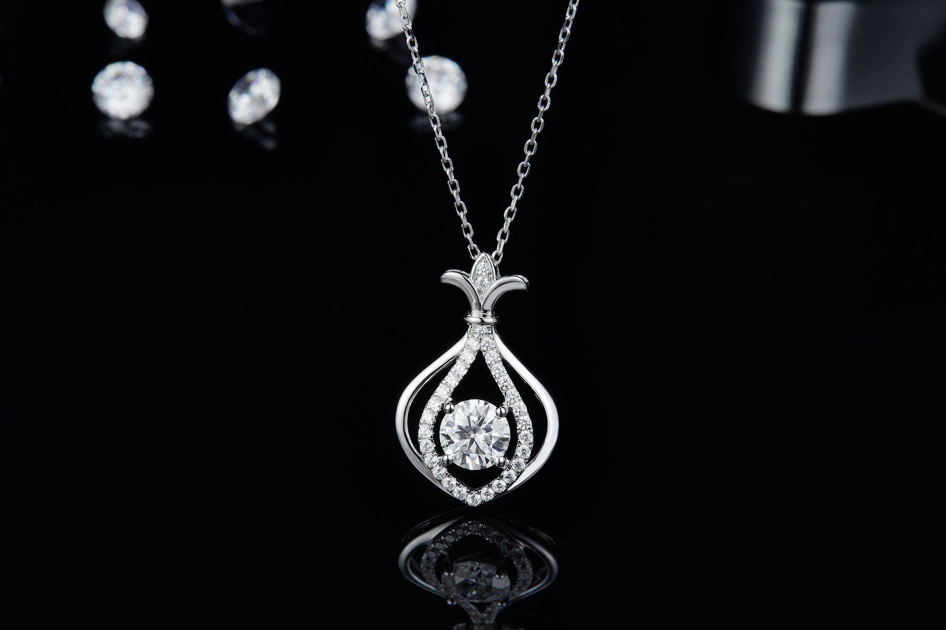 Gourd Dancing Moissanite Pendant Necklace – 1ct DEW (6.5mm) - Image 5