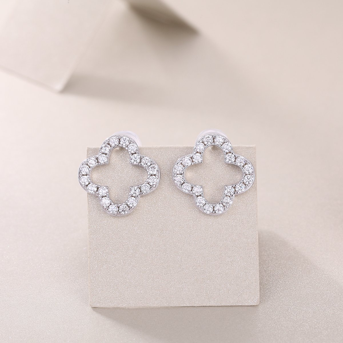 Four-Leaf Clover Moissanite Stud Earrings – White Gold - Image 4