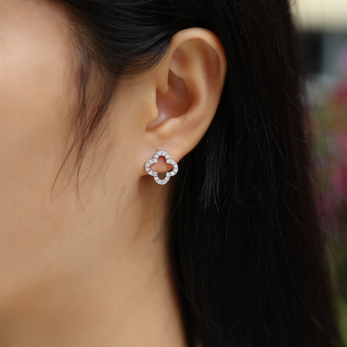 Four-Leaf Clover Moissanite Stud Earrings – White Gold - Image 5