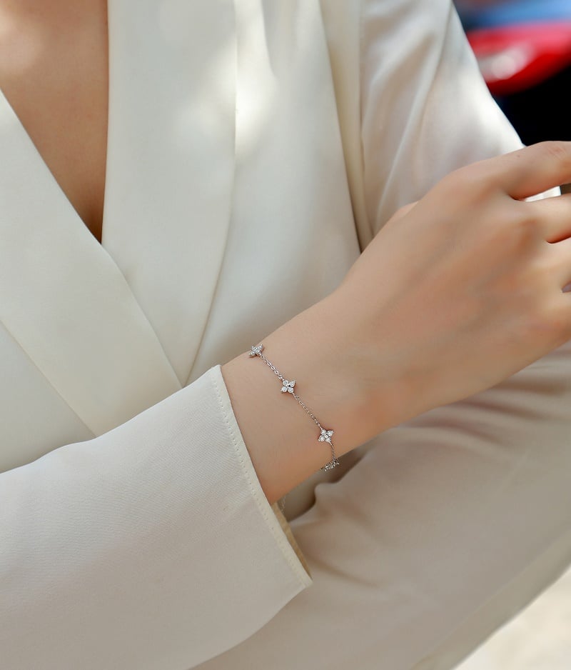 Four-Petal Clover Station Moissanite Bracelet - Image 5