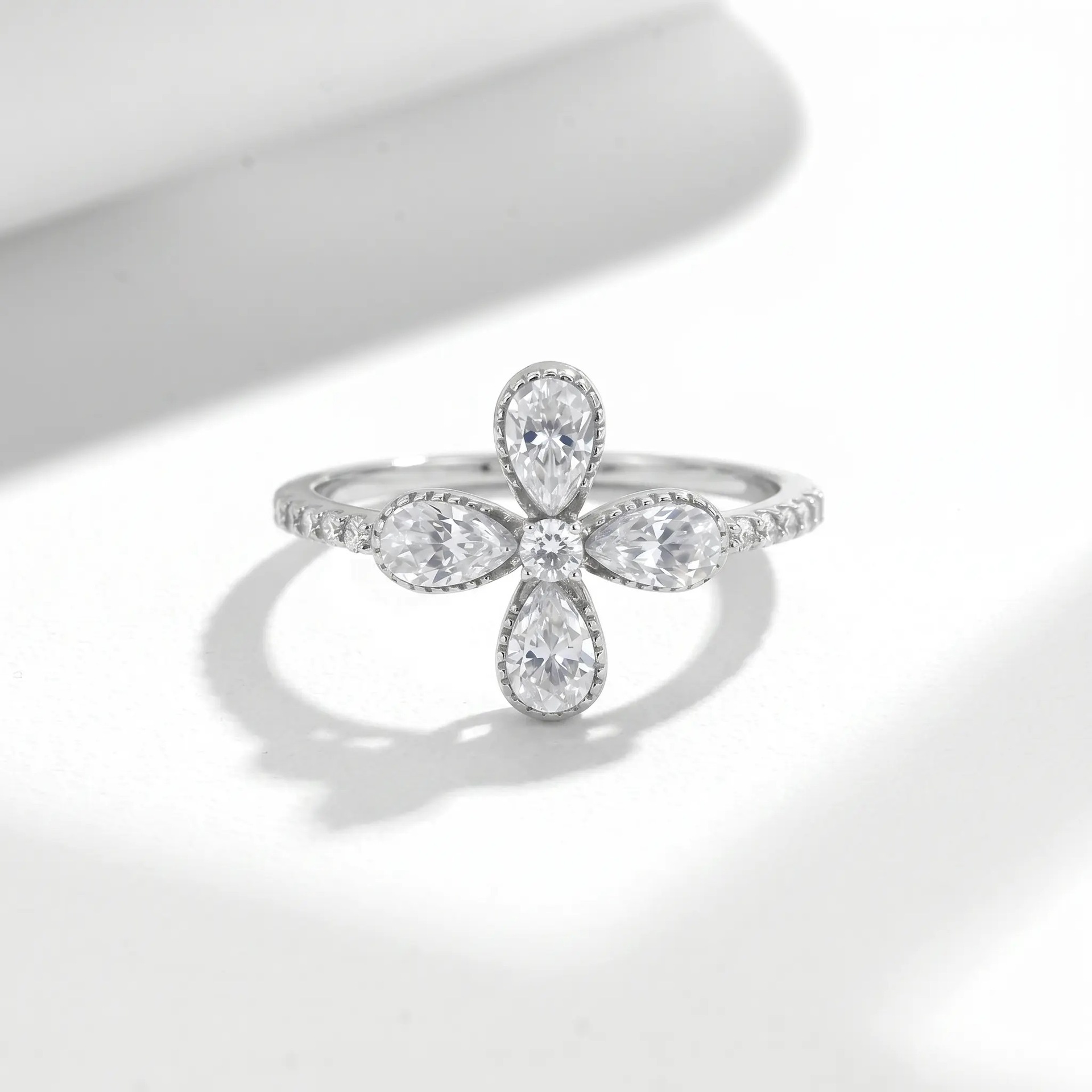 1.5ct Pear Moissanite Four-Leaf Clover Ring - Image 4