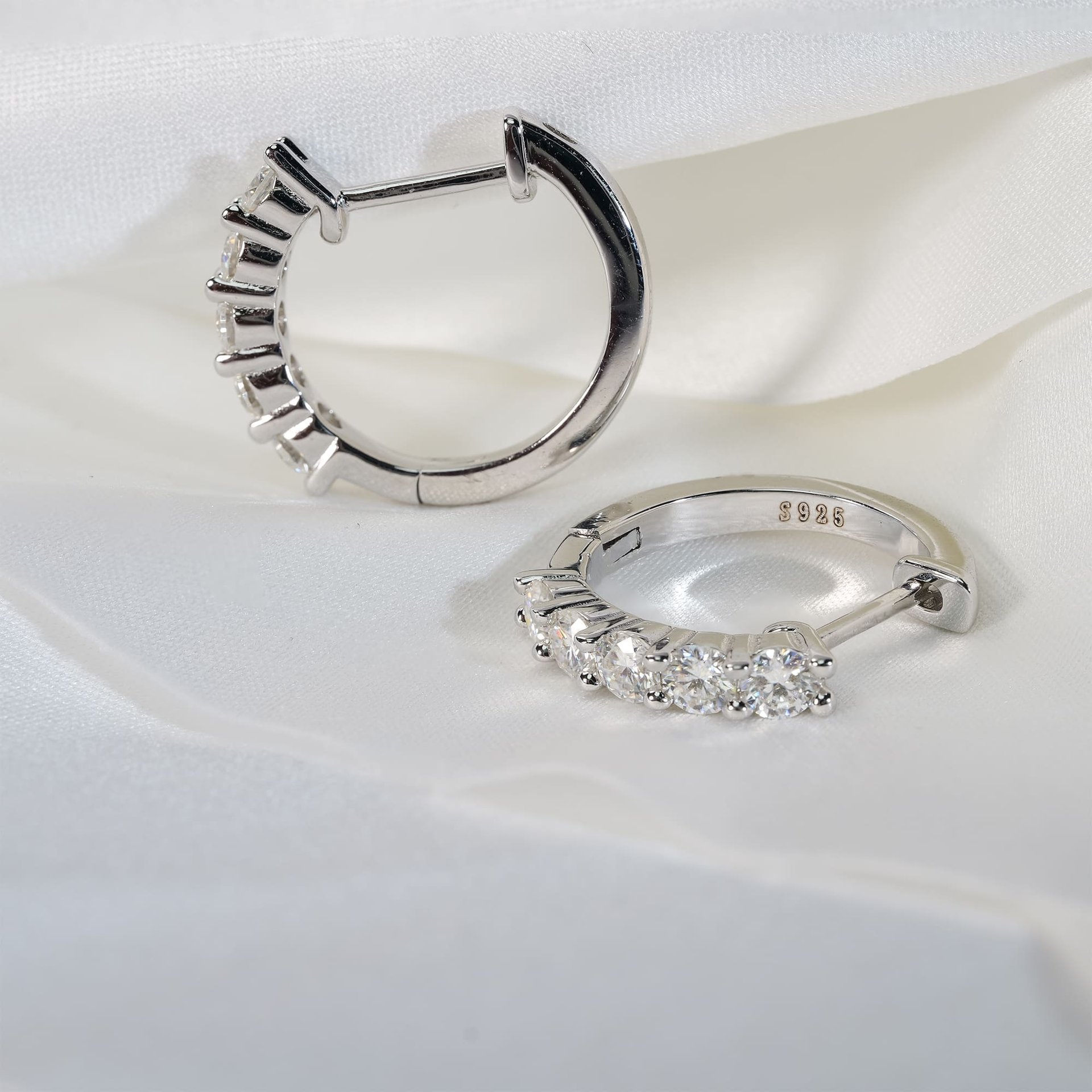 1ctw Round Moissanite Huggie Hoop Earrings | Bar-Set 925 Sterling Silver, White Gold Plated - Image 4