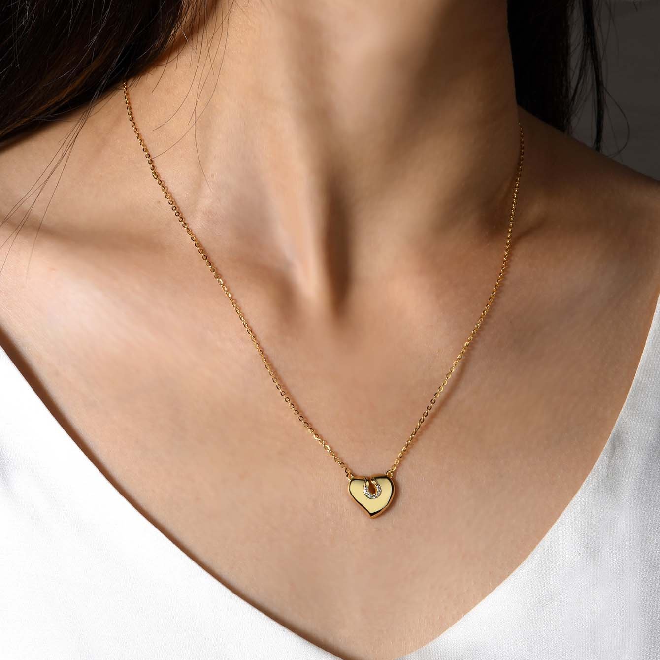 Puffed Gold Heart Moissanite-Accent Horseshoe Necklace - Image 4