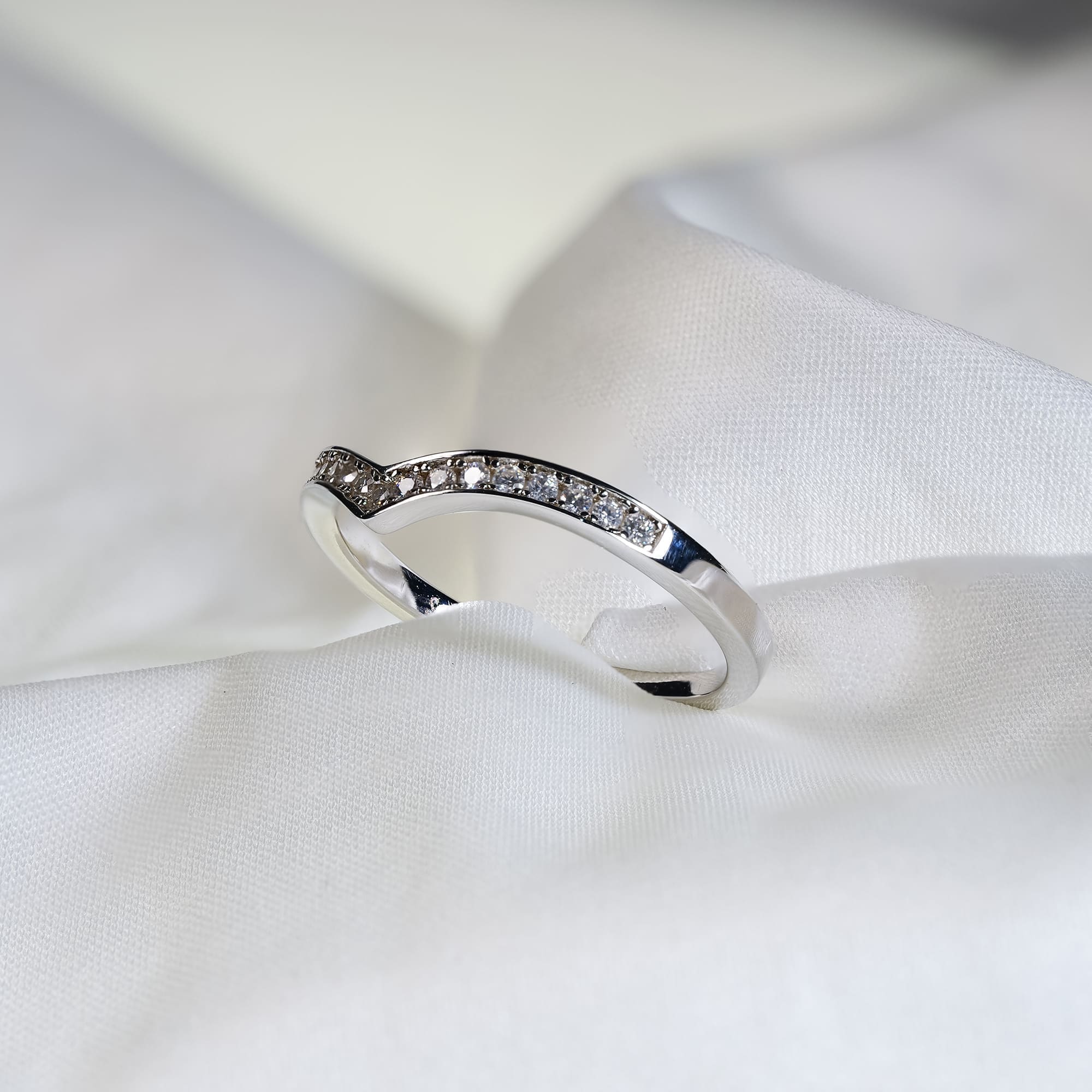 V Band Engagement Ring - Image 4